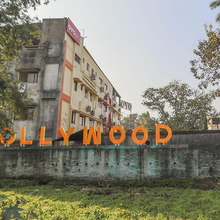 Отель Spot On 10470 Hollywood Joka Bhasa Экстерьер фото